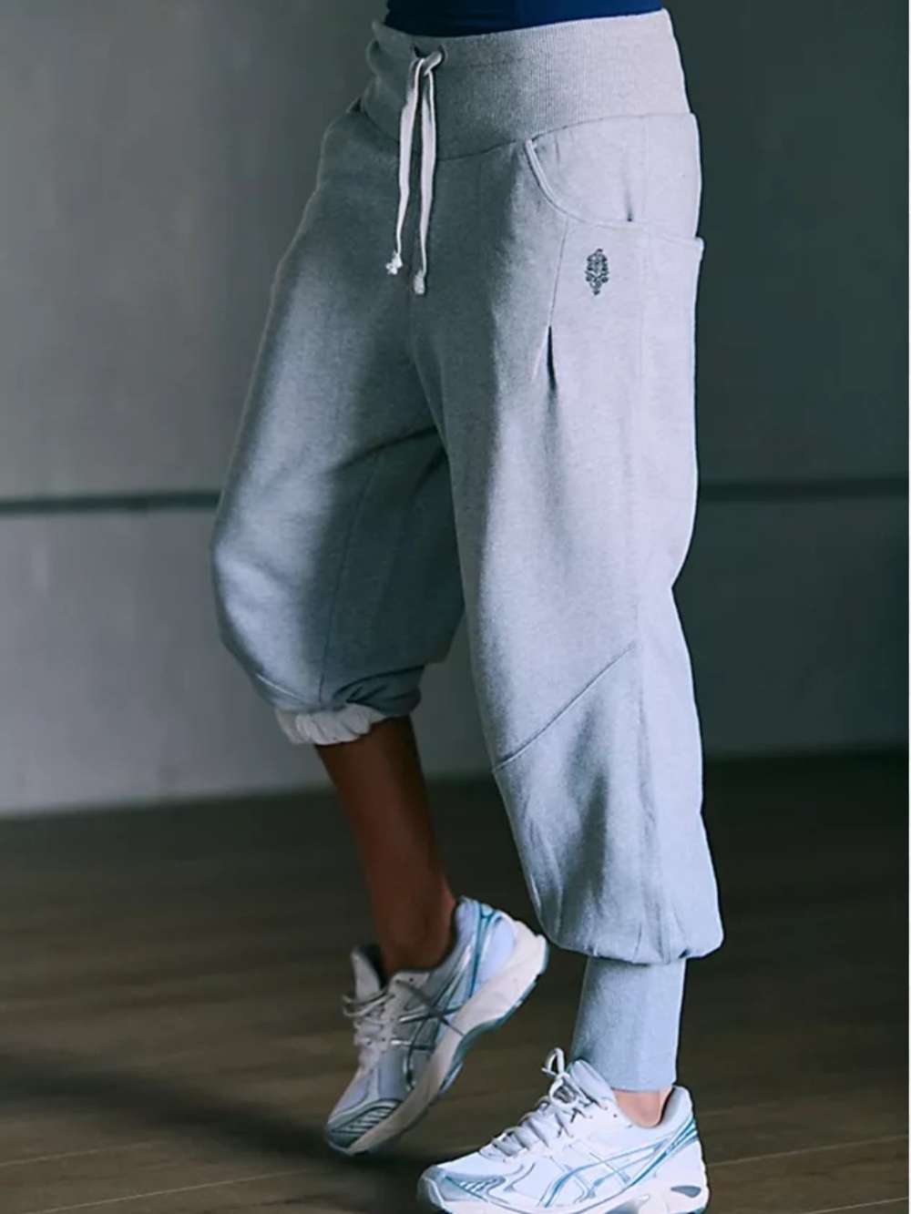 Like New! FP movement day off pants in grey size M - Picture 4 of 10